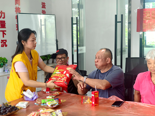 社工为残疾人送活动礼品