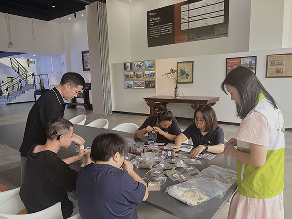 社工开展残疾人关爱中心中秋活动