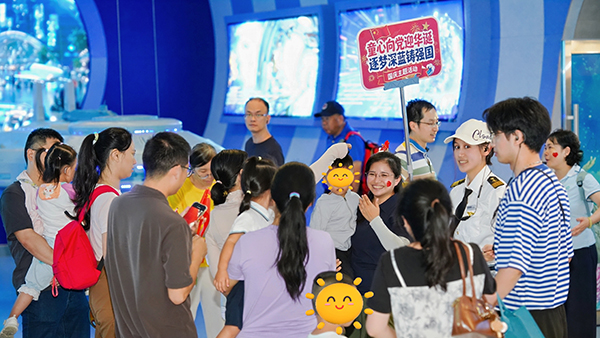 孩子们聆听深海科技与潜艇发展史讲解