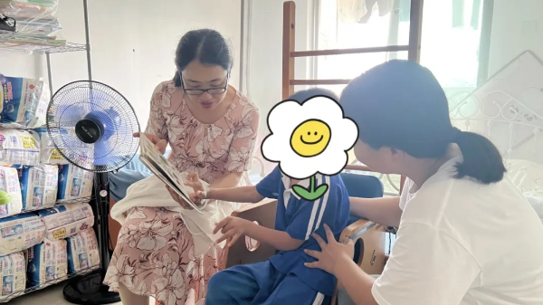 赵琴与残疾人家属交流