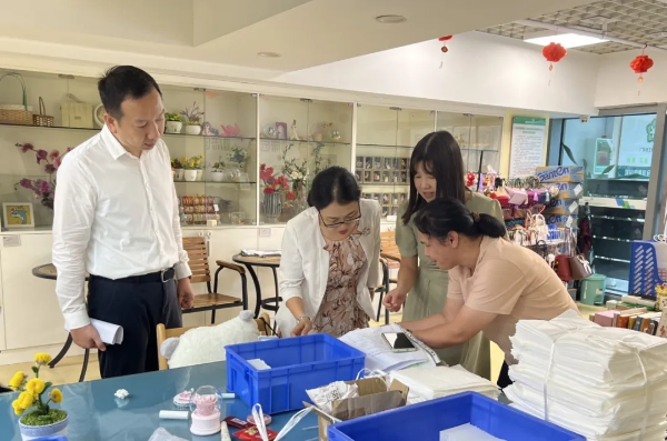 赵琴深入康复机构查看残疾人学员的手工作品