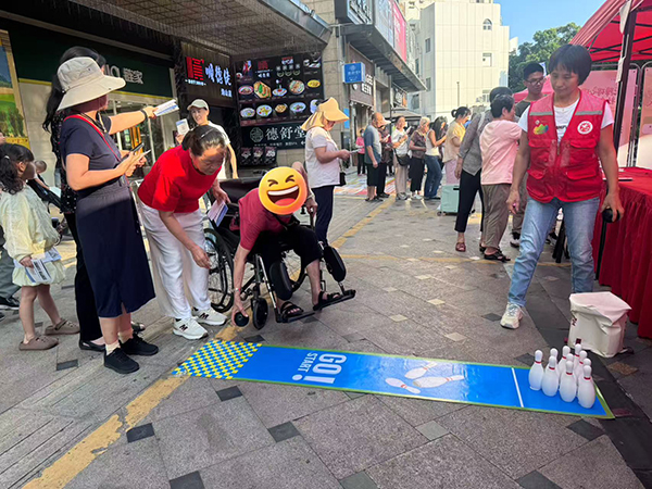 残疾人坐轮椅参加趣味保龄球