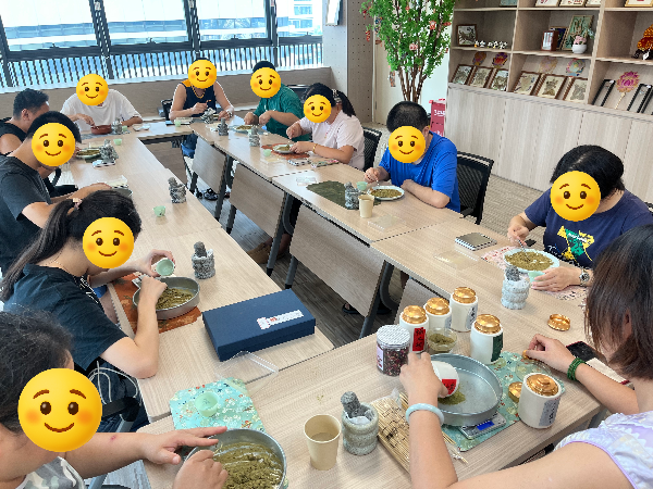 残疾人调配香粉