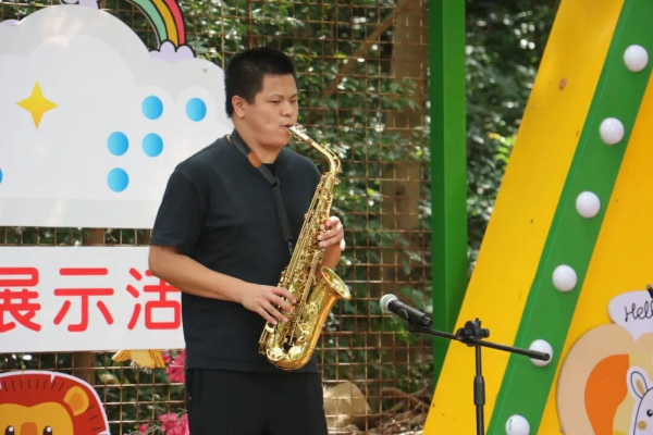 残疾人用萨克斯表演