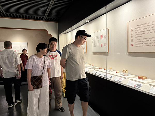 残疾人驻足展品窗前认真观察学习