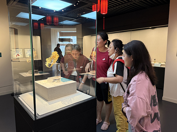 在讲解员的专业讲解下，大家了解了展品的由来