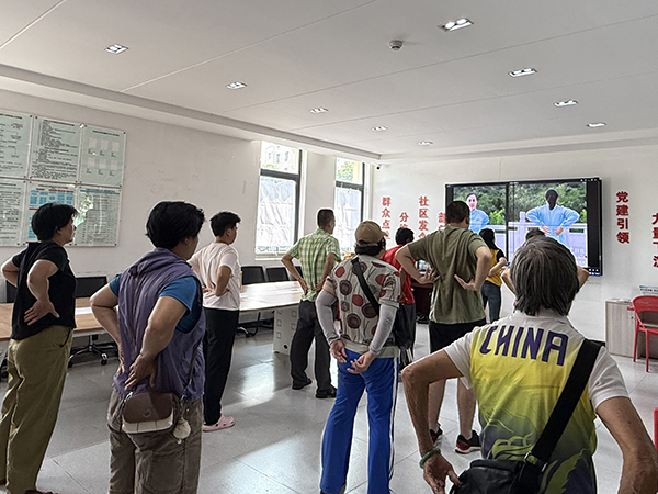 大家跟随视频学习八段锦，静心调息、舒展筋骨